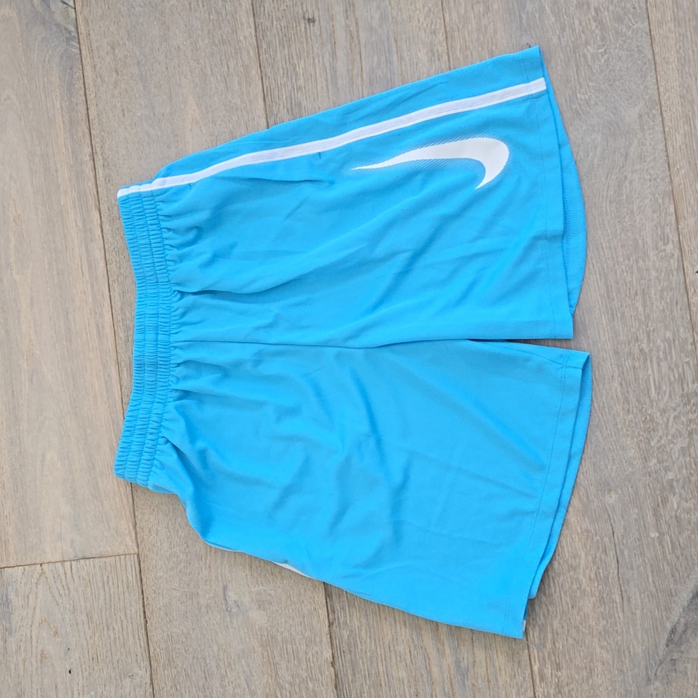 NWT Standard Fit Nike shorts Kids Size XL